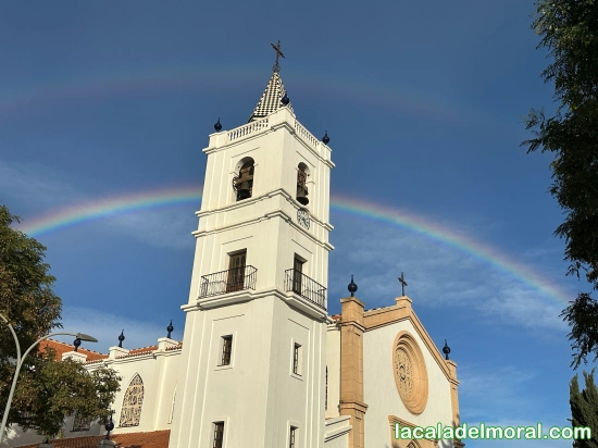 Arcoíris sobre la Iglesia de Nuestra Señora del Rosario en La Cala del Moral al atardecer, captado el 5 de diciembre de 2025