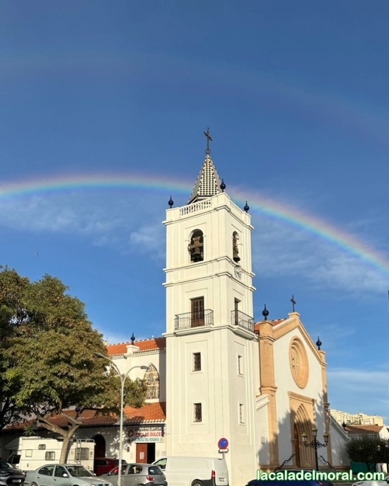 Arcoíris sobre la Iglesia de Nuestra Señora del Rosario en La Cala del Moral, fotografiado el 6 de diciembre de 2025