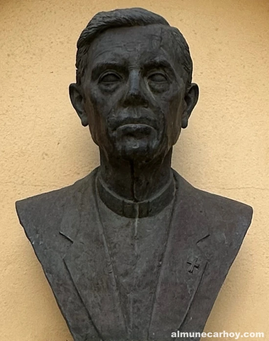 Busto de Don Antonio Estrada junto a la iglesia de La Cala del Moral
