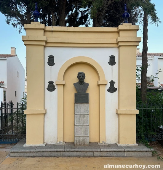 Busto de Don Antonio Estrada sobre pared exterior junto a la iglesia de La Cala del Moral