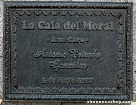 Placa conmemorativa dedicada al párroco Antonio Estrada en La Cala del Moral
