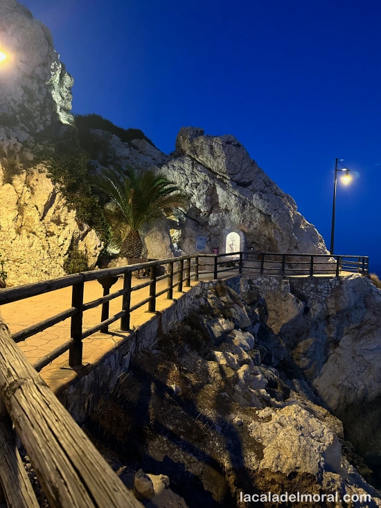 Tramo de la senda litoral junto al santuario de la Virgen del Carmen en La Cala del Moral, bordeando los acantilados.