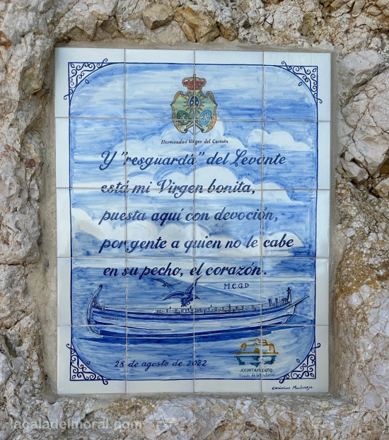 Placa de cerámica con versos dedicados a la Virgen del Carmen situada en los acantilados de El Cantal.