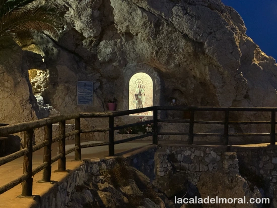 Hornacina del santuario de la Virgen del Carmen en los acantilados de La Cala del Moral.