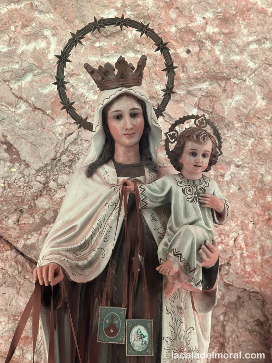 Detalle de la Virgen del Carmen venerada en La Cala del Moral, en su hornacina frente al mar.