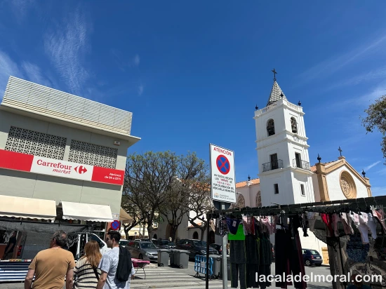El mercadillo se instala cada viernes por la mañana en el aparcamiento situado entre el Carrefour Express y la Iglesia de Nuestra Señora del Rosario. Está prohibido aparcar en esta zona durante su celebración.