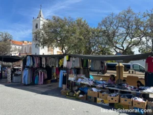 Mercadillo semanal junto a la Iglesia y el Carrefour