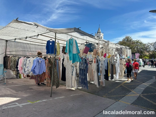 Puestos de ropa en el Mercadillo de La Cala del Moral