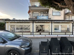 Fachada del restaurante Al Pairo en La Cala del Moral, junto al Paseo Marítimo Blas Infante.