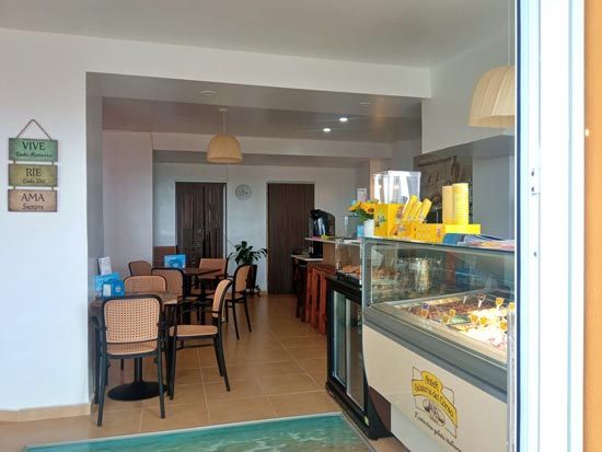 Cafetería de la Tapería Pin Pam Pum en el Paseo Marítimo Blás infante de La Cala del Moral