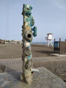 duchas de piedra de la Playa de La Cala del Moral