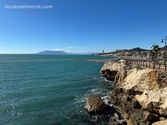 Playa de La Cala del Moral y acantilados de El Cantal en Málaga