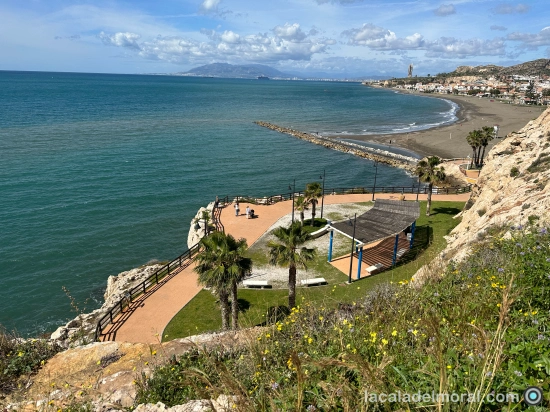 Mirador de El Cantal sobre la Playa de La Cala del Moral y el arroyo Totalán