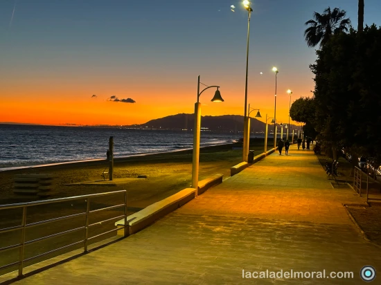 Puesta de Sol en el Paseo Marítimo Blas Infante de La Cala del Moral