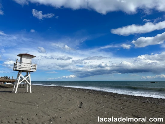 Puesto de los Vigilantes de la Playa de La Cala del Moral con nubes