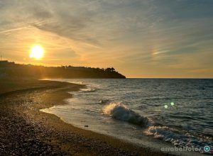 Amanecer en la Playa de La Cala del Moral, al fondo El Cantal