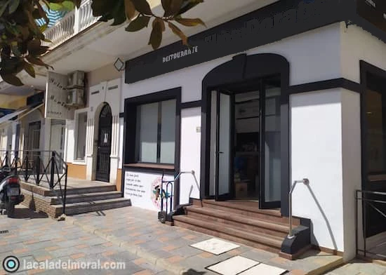 Nuevo Bar Restaurante Miramar en la Plaza de La Laguna de La Cala del Moral