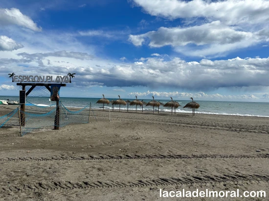 Zona de Hamacas con nubes del Restaurante El Espigón de La Cala