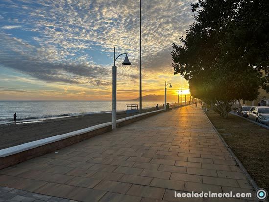 Puesta de Sol en el Paseo Marítimo de Blas Infante en La Cala del Moral