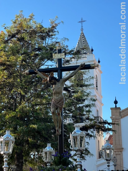 Cristo Crucificado ante la Iglesia de Nuestra Señora del Rosario durante la Semana Santa de La Cala del Moral, el Viernes Santo 18 de abril de 2025.