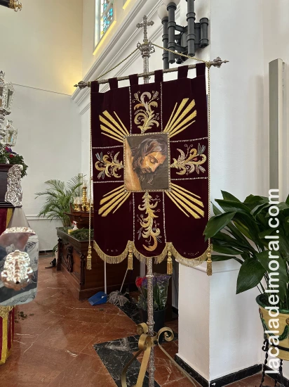 Estandarte del Santísimo Cristo Crucificado, confeccionado en terciopelo oscuro con bordados dorados e imagen central del Cristo, preside la procesión del Viernes Santo en La Cala del Moral.