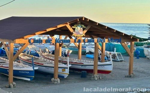 Club de Remo La Cala del Moral - Cobertizo y embarcaciones de jábega Cobertizo del Club de Remo La Cala del Moral con las barcas de jábega Marenga y Vikinga