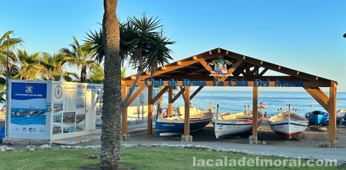Club de Remo La Cala del Moral - Varadero de barcas de jábega Varadero del Club de Remo La Cala del Moral con barcas de jábega en el paseo marítimo