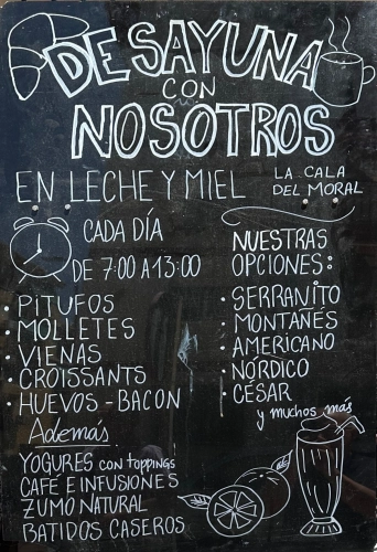 Pizarra de Desayunos del Restaurante Leche y Miel en La Cala del Moral Pizarra con la carta de desayunos del restaurante Leche y Miel en La Cala del Moral