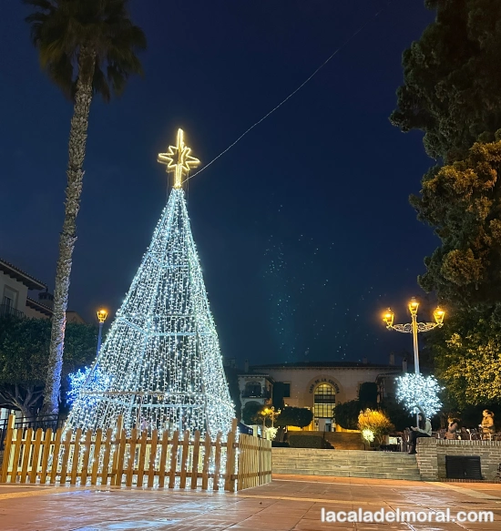 Árbol de Navidad iluminado en la Plaza Gloria Fuertes de La Cala del Moral