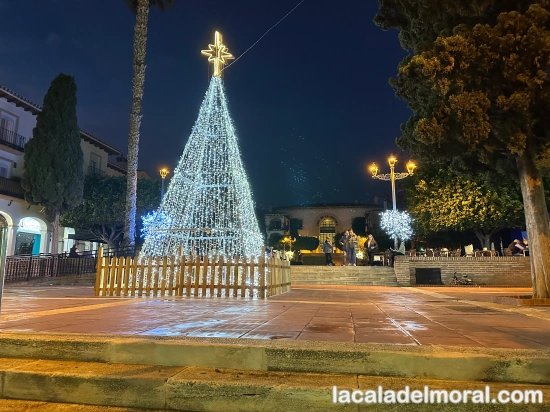 Navidad en La Cala del Moral con ambiente festivo y actividades en la Plaza Gloria Fuertes