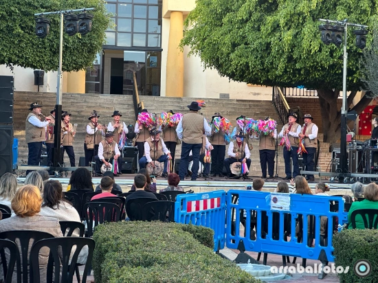 Pastoral actuando durante la Semana Sociocultural de La Cala del Moral en la Plaza Gloria Fuertes.