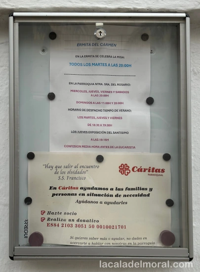 Cartel con los horarios de misas en la Ermita de la Virgen del Carmen en La Cala del Moral