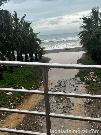 Arroyo San Juan en La Cala del Moral con más caudal tras las lluvias del 4 de febrero de 2026 (Rincón de la Victoria, Málaga)