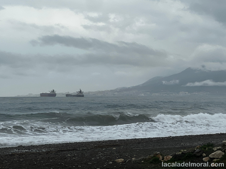 Barcos frente a La Cala del Moral con oleaje y mar revuelto
