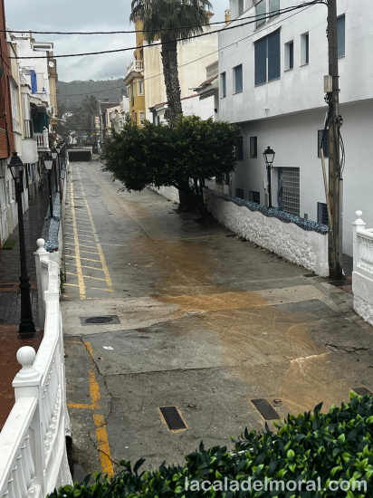 Calle por donde discurre el arroyo San Juan en La Cala del Moral tras la lluvia del 4 de febrero de 2026 (