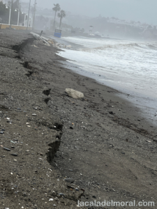 Escalón de arena en la playa de La Cala del Moral tras las lluvias del 4 de febrero de 2026