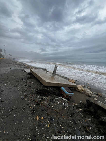Lavapiés de la playa de La Cala del Moral roto tras las lluvias del 4 de febrero de 2026 (Rincón de la Victoria, Málaga).