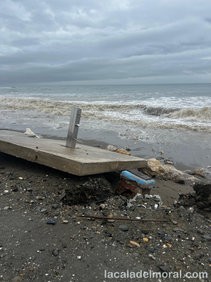 Lavapiés roto en la playa de La Cala del Moral tras las lluvias del 4 de febrero de 2026 (Rincón de la Victoria, Málaga).
