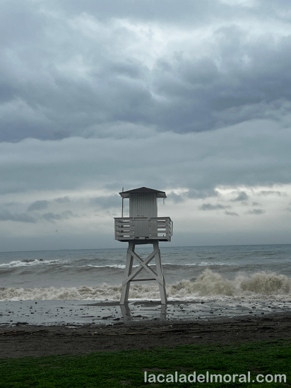 Puesto de vigilancia en la playa de La Cala del Moral durante el temporal de lluvia del 4 de febrero de 2026 (Rincón de la Victoria, Málaga).
