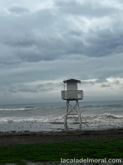 Puesto de vigilancia en la playa de La Cala del Moral con fuerte oleaje durante las lluvias del 4 de febrero de 2026 (Rincón de la Victoria, Málaga).
