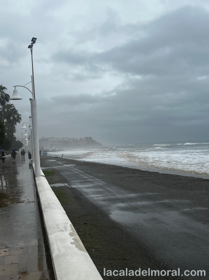 Vista general de la playa de La Cala del Moral con oleaje durante las lluvias del 4 de febrero de 2026 (Rincón de la Victoria, Málaga)