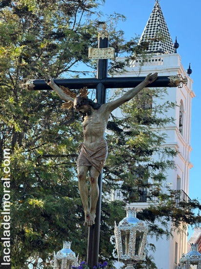 Cristo Crucificado saliendo de la Iglesia del Rosario – Semana Santa 2025 La Cala del Moral
