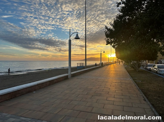 Sonnenuntergang am Strand und der Promenade von La Cala del Moral an der Costa del Sol