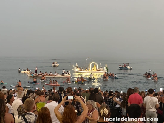 Maritimes Fest der Virgen del Carmen in La Cala del Moral mit Booten im Mittelmeer
