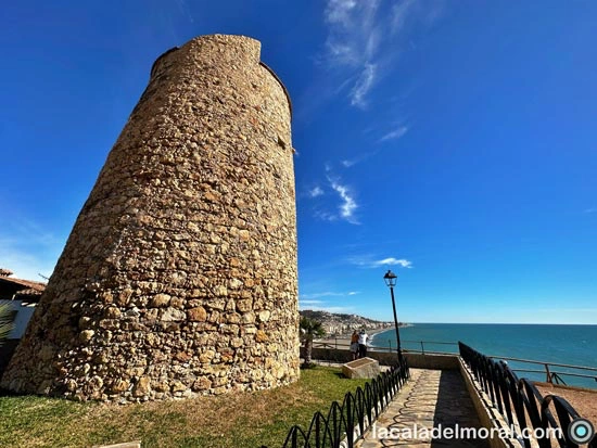 Historischer Wachturm El Cantal in La Cala del Moral an der Costa del Sol