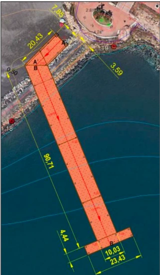 Espigón de la playa de Calaflores en La Cala del Moral con el plano técnico del futuro embarcadero superpuesto.