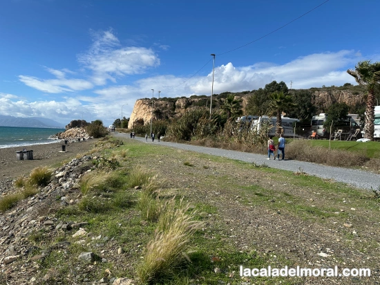 Wohnmobilstellplatz an der Küste von La Cala del Moral mit direktem Zugang zum Strand und Küstenweg.