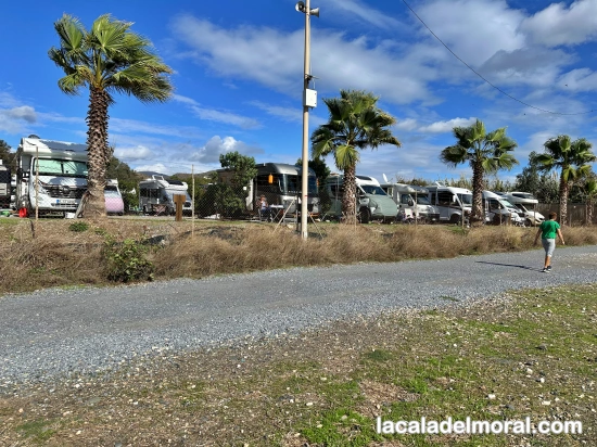 aparcamiento para autocaravanas en primera línea de playa en La Cala del Moral, con servicios de electricidad, vaciado de aguas y vigilancia.