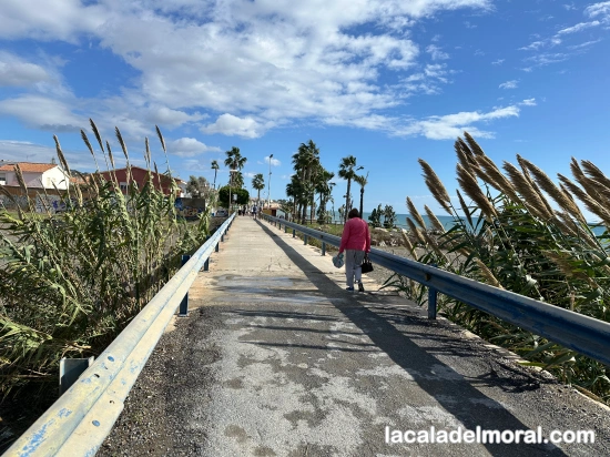puente de acceso peatonal desde La Cala del Moral al Área Málaga Beach, con estructura visible y entorno natural cercano