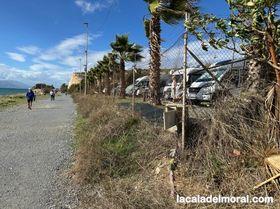 área de aparcamiento para autocaravanas junto a la senda litoral con acceso directo a la playa en Málaga.